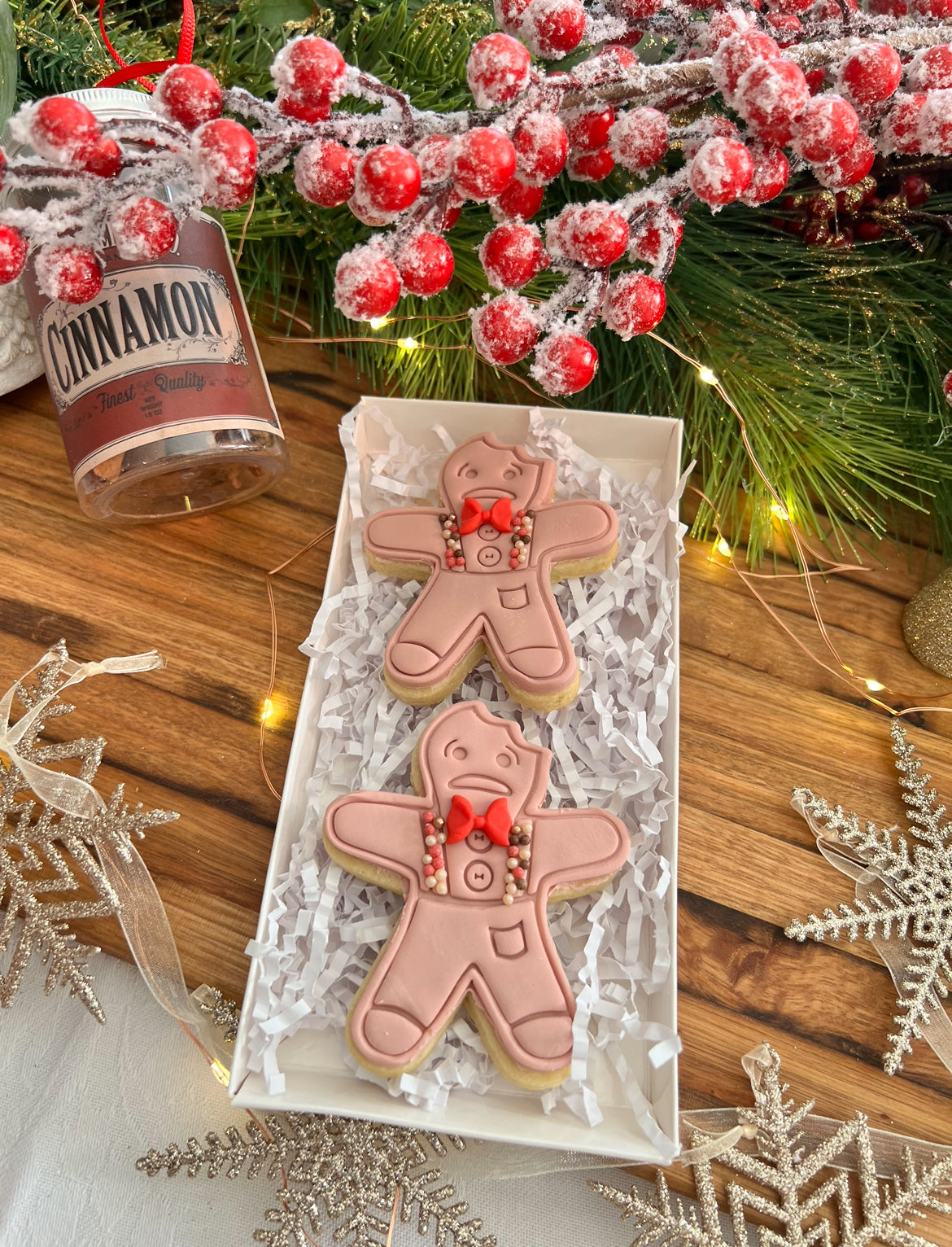 Gingerbread Men (with bow)